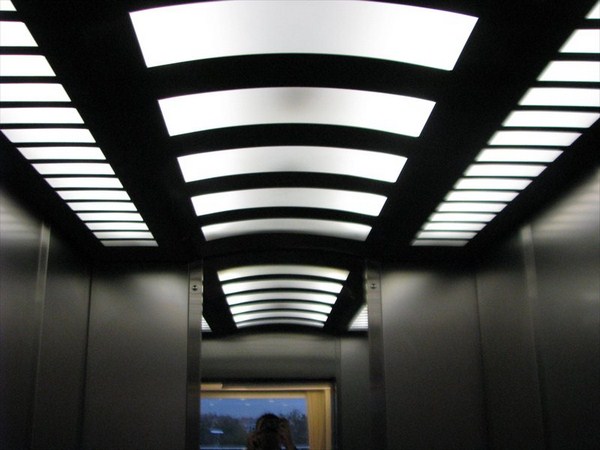 Trần thang máy thiết kế lấy ánh sáng gián tiếp